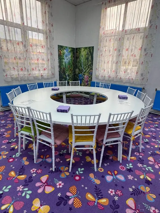 Sala de petreceri cu masa rotundă